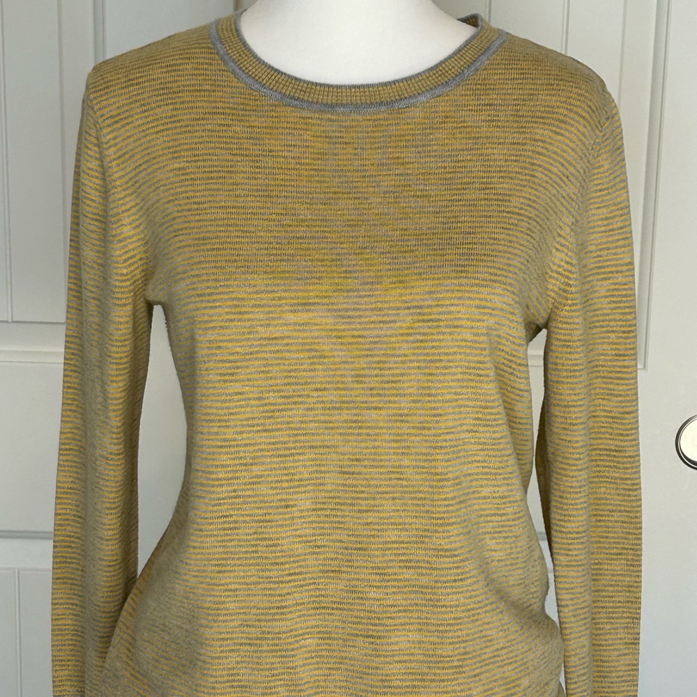 EUC Banana Republic lightweight sweater in size Small